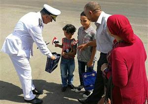 الداخلية توزع مطبوعات مدرسية على التلاميذ عن تضحيات الشرطة