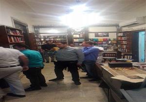 صور- الشرطة تداهم مكتبة "البلد" بوسط القاهرة