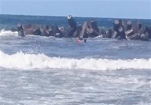 أحدهم قذفته الأمواج.. غرق 3 أشخاص في "شاطئ الموت" بالإسكندرية 