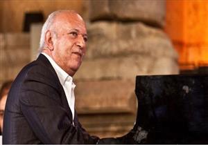 بالصور| عمر خيرت في جنازة طليقته جالا فهمي