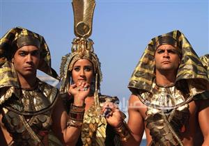 بالصور- "كليوباترا" تعود إلى الحياة وتتجول على كورنيش الإسكندرية