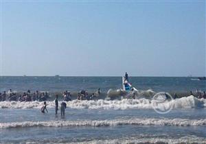   إنقاذ 33 حالة من الغرق في شواطىء رأس البر