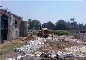 بالصور.. إزالة 10حالات تعد على الأرض الزراعية بسوهاج