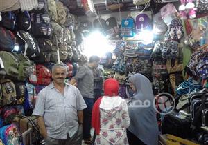 بالصور- ملابس وحقائب المدارس.. خارج نطاق جيوب مواطني كفر الشيخ
