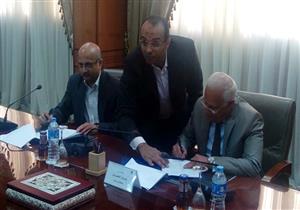 بالصور.. محافظ بورسعيد يوقع عقد نقل ملكية أرض لشركة "سنمار" الهندية