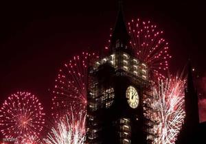 بالصور- احتفالات العالم بالعام الميلادي الجديد.. ليزر وبالونات وألعاب نارية