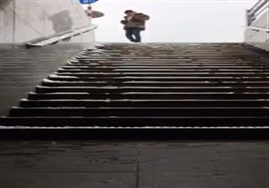 بالفيديو- بسبب إصراره على شرب سيجارة تعرض لحادث