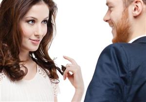 قبل النظرة والابتسامة.. ماذا يجذب النساء في الرجال؟