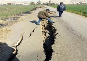 بالصور.. هبوط أرضي بطريق يربط بين قريتين في أسيوط 