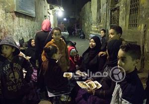 في حواري الحسين.. سيدات يجتمعن "على حسّ المولد"