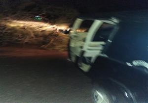 رياح الغطاس تسقط شجرة ضخمة وتقطع طريق بالبحيرة