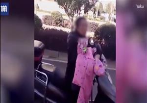 لأنه غير مطيع .. أم تسحل طفلها بدراجة نارية (فيديو)