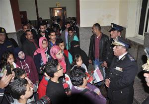 بالصور.. أطفال "57357" يقدمون التهنئة لرجال الشرطة بقسم السيدة زينب