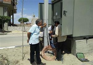 الكهرباء تنقل "محول كهربائي" يضر بالمواشي والأراضي الزراعية بالبحيرة - فيديو
