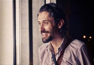 كريم محمود عبد العزيز ينشر صورة جديدة من كواليس "إطلعولي برة"