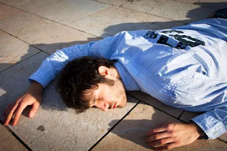 لماذا قد تصاب بالإغماء فجأة؟.. اعرف الأسباب