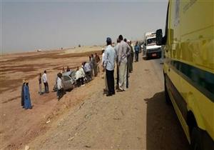 مصرع مدرس وإصابة زوجته وأبنائه الثلاثة إثر انقلاب سيارتهم بأطفيح