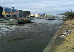 "المرور" تدفع بسيارات لشفط مياه الأمطار بالطرق الدائرية والصحراوية -(صور)