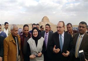 بالصور.. محافظ بني سويف يشارك 2000 طالب في رحلة سياحية بواحة هرم ميدوم