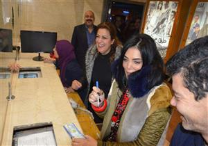 بالصور.. حورية فرغلي تقطع التذاكر لجمهور "طلق صناعي"