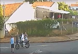 زوجة توثق لحظة قتل زوجها أمام أطفاله على مسلحين..بالفيديو