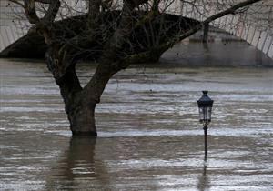 الشرطة الفرنسية تحذر من بلوغ فيضان نهر السين لذروته بباريس 