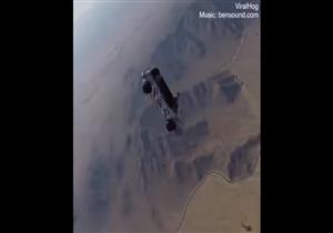 بالفيديو.. إسقاط سيارة بها 5 أشخاص من طائرة تحلق في الجو