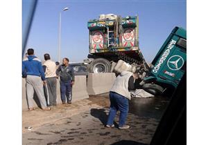 بالصور.. انقلاب شاحنة غلال في تصادم مروع بين 3 سيارات بالطريق الدولي بالإسكندرية