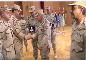 بالفيديو- وزير الدفاع يلتقي بضباط وجنود المنطقة الغربية العسكرية