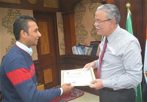 تكريم سائق "تاكسي" سلّم 60 ألف جنيه عثر عليها بالمنيا