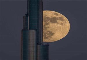 بعد دخوله موسوعة "جينيس".. ظهور مذهل لبرج خليفة و"القمر" 