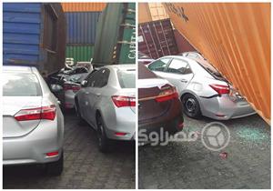 بالصور- "لودر" يتسبب في تحطيم 14 سيارة "زيرو" بميناء الإسكندرية