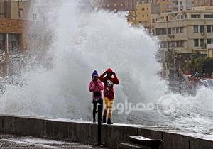 بالصور- مريدو الإسكندرية في "النوة".. اختلفت الأسباب وعشق البحر واحد