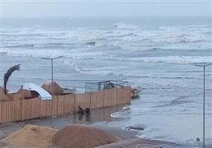 بالصور- "بحر بلا شاطئ" في بورسعيد.. "عيد الميلاد" التهمه