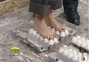 بالفيديو- أمرأة تمشي على البيض ..والنتيجة