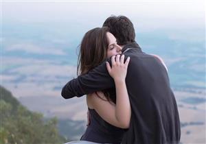 هل تنتقل أمراض العين بالمصافحة والتقبيل؟