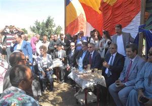 الأهالي استقبلوه بالطبل والمزمار.. سفير كندا: الجبن والعسل في المنيا روعة (صور)