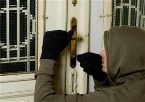 مقتل عجوز وإصابة زوجة ابنها داخل مسكنهما بالإسكندرية