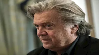 مسؤول سابق بالبيت الأبيض: هناك خطة تمهّد لولاية رئاسية ثلاثة لترامب