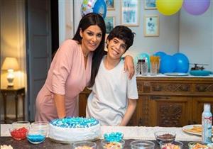 إنجي المقدم تزور متحف فيكتوريا وألبرت في لندن مع "أبو"