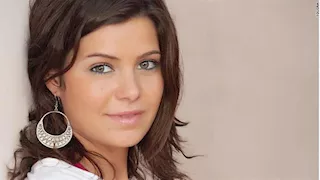 بفتحة ساق.. يسرا اللوزي بإطلالة جريئة في رابع أيام الجونة 