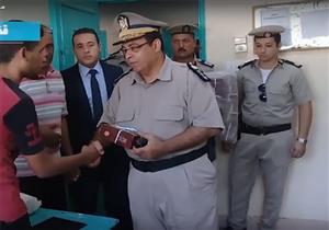 مأموريات أمنية لتقديم هدايا للمكفوفين – (فيديو)