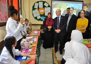 وزير الدولة البريطاني للتنمية يزور مدرسة في القاهرة لبحث الدعم المستقبلي
