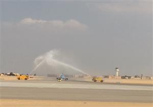 أعلام مصر ومدافع المياه تستقبل أول طائرة تهبط بمطار سفنكس