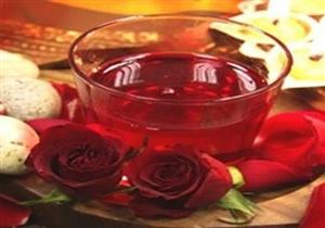 قبل أن تتخلصي منه.. تعرفي على طريقة عمل عصير الورد الصحي