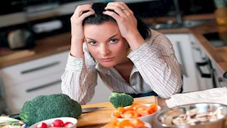 أطعمة تحارب التوتر.. كيف يؤثر الغذاء على الدماغ والمزاج؟