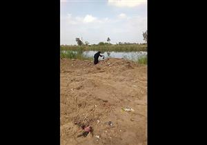 قتلوه ثم دفنوه.. أم تنبِش التراب بحثًا عن جثة ابنها في الشرقية.. فيديو وصور