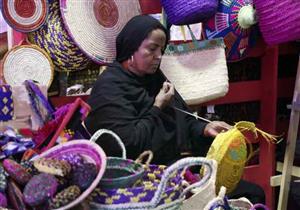 "طول ما أنا عندي صحة".. حمدي يدرب سيدات النوبة على الحرف اليدوية