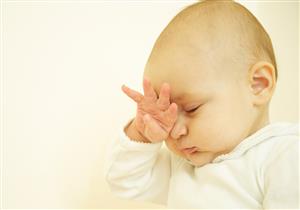 ما أسباب تحول عين المولود للون الأبيض؟