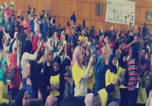 طلاب حقوق عين شمس يرقصون في المدرج على أنغام الهضبة والليثي